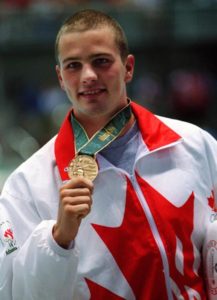 Canada's Curtis Myden received the gold medal for the fastest time in the swimming event at the 1996 Atlanta Summer Olympic Games. (CP PHOTO/COA/Mike Ridewood) Curtis Myden du Canada célèbre sa médaille d'or en natation aux Jeux olympiques d'Atlanta de 1996. (PC Photo/AOC)